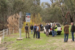 Figure 1 From right to left: LRWG representative, Gordon Turner talks to David Papps (CEWH); SWC Brett Lewis in high vis talks to LRWG representatives Mick Callanan, Fin Martin (LCMA) and Paul Packard (OEH); in the background Sean Kelly (MDBA) and Bruce Campbell (CEWO) look upon and discuss Willandra Regulator; in the foreground Larry Towney (LCMA) and Peter Scanes (OEH) confer; while Graeme Enders and Dr Jan Miller approach Brendan Haine (far left).